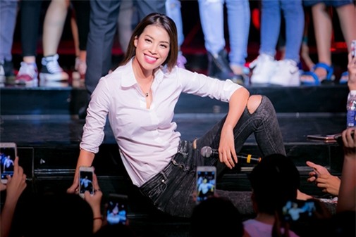 Chưa Hoa hậu nào được fan tặng món quà “độc nhất vô nhị” như Phạm Hương - Ảnh 3.