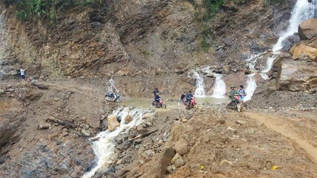 Dọc hơn 20km từ UBND xã Nậm Xây đến điểm khai thác vàng luôn có những đoạn suối trút nước mạnh cùng với đất đá, bùn lầy trên đường. Ảnh: Cao Tuân