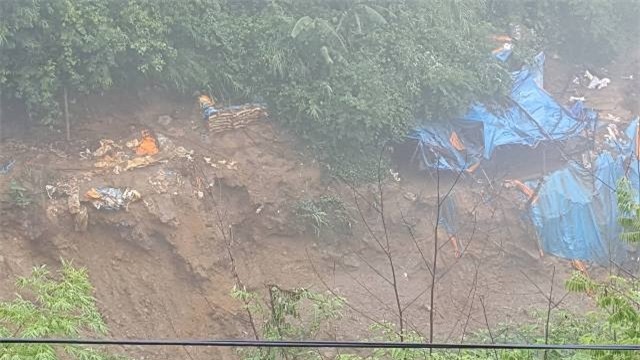 Lán trại nơi các công nhân đang nghỉ thì lở đất xảy ra.