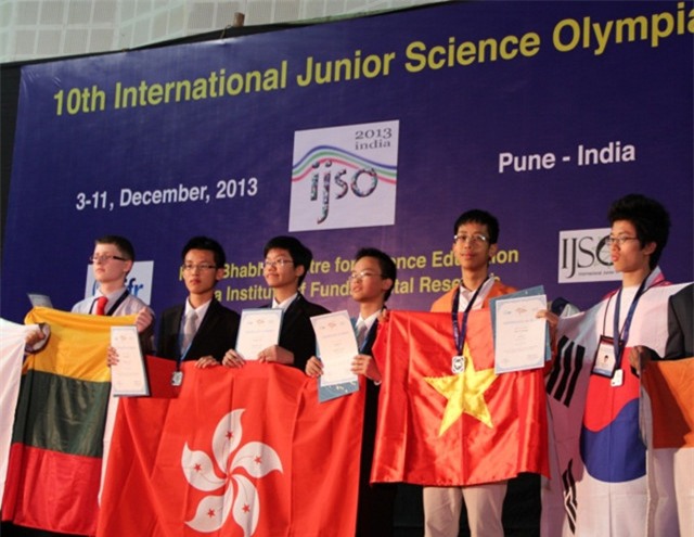 Vũ Quang giành huy chương Bạc Khoa học trẻ Quốc tế (IJSO) năm 2013 tại Ấn Độ.