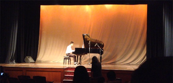 
Vũ Quang biểu diễn piano tại Festival nghệ thuật châu Á năm 2014.
