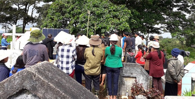 Chưa có quần áo mới, một học sinh treo cổ tự tử