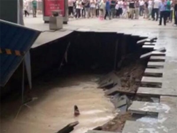 Người đi đường hoảng loạn vì bị hố tử thần nuốt chửng - Ảnh 3.