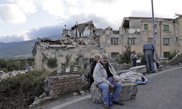Italy: Động đất 6,2 độ Richter, gần như toàn bộ thị trấn bị phá hủy hoàn toàn - Ảnh 3.