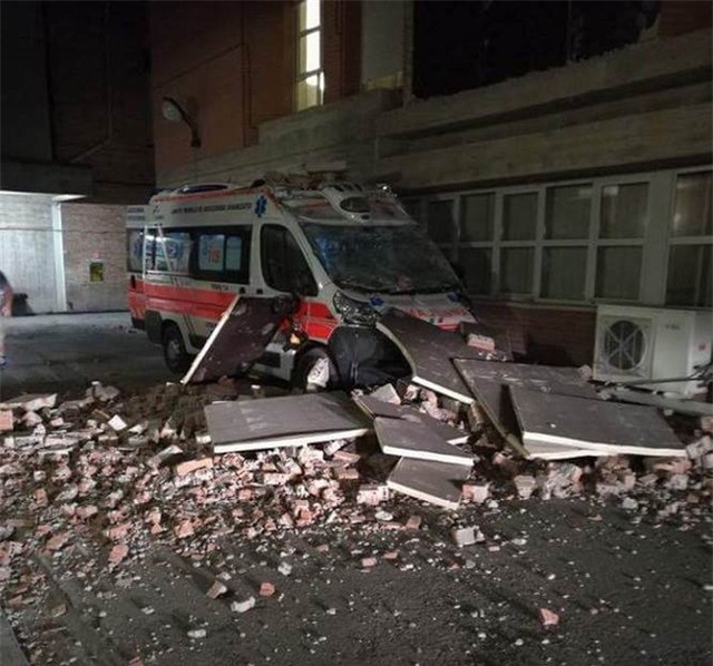 Italy: Động đất 6,2 độ Richter, gần như toàn bộ thị trấn bị phá hủy hoàn toàn - Ảnh 4.