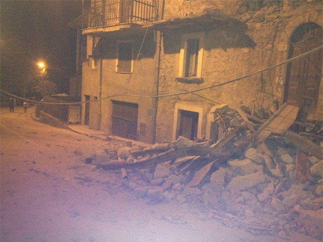 Italy: Động đất 6,2 độ Richter, gần như toàn bộ thị trấn bị phá hủy hoàn toàn - Ảnh 5.