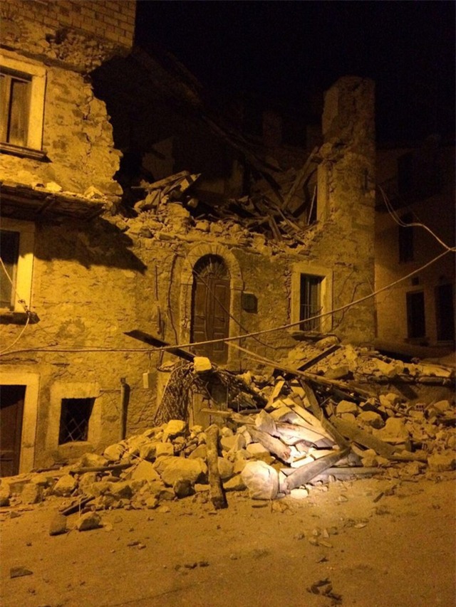 Italy: Động đất 6,2 độ Richter, gần như toàn bộ thị trấn bị phá hủy hoàn toàn - Ảnh 6.