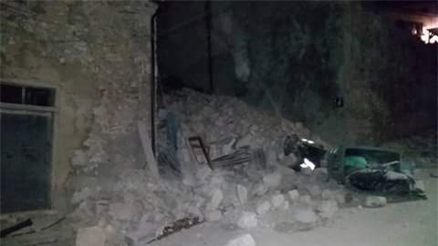 Italy: Động đất 6,2 độ Richter, gần như toàn bộ thị trấn bị phá hủy hoàn toàn - Ảnh 10.