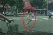 Bồ trần truồng, khóc lóc khi bị đuổi ra khỏi nhà gây sốc