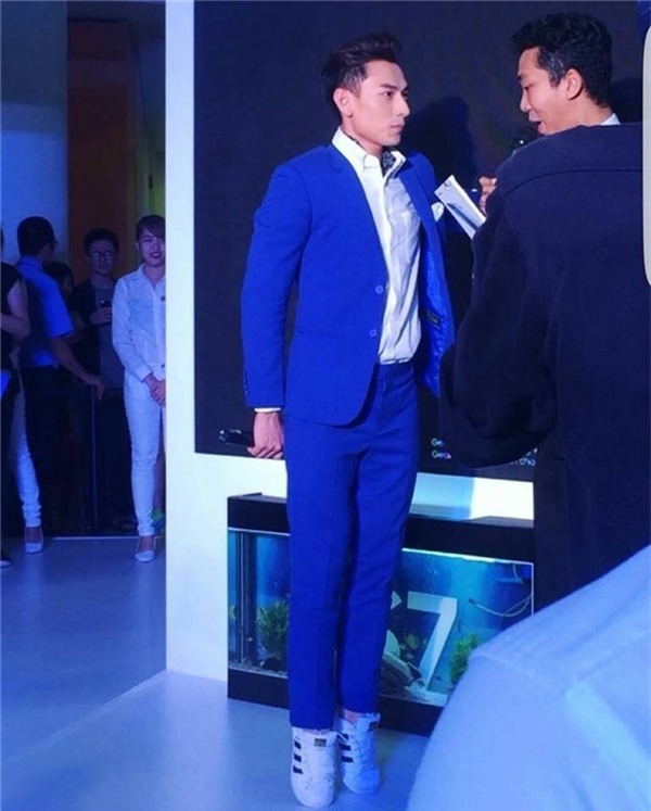 Gồng mình kiễng chân để ăn gian chiều cao khi trả lời phỏng vấn, 