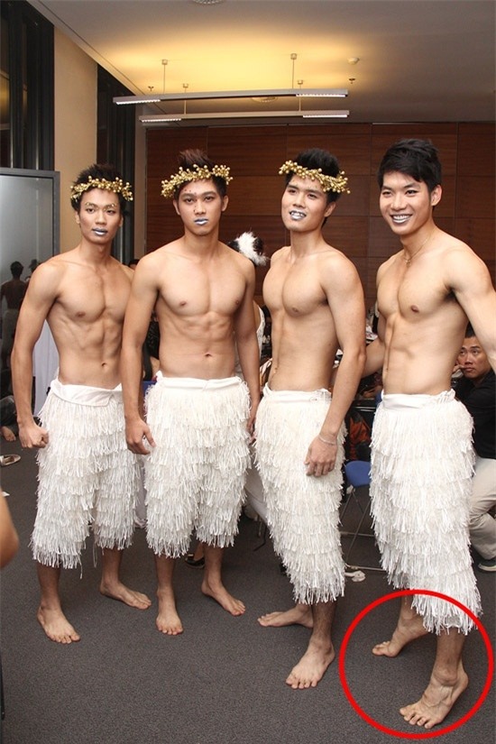 Nhún chân, kiễng chân dường như là phương pháp gian lận chiều cao được nhiều sao nam ưa chuộng. Trong số đó có&nbsp;Trương Nam Thành,... - Tin sao Viet - Tin tuc sao Viet - Scandal sao Viet - Tin tuc cua Sao - Tin cua Sao