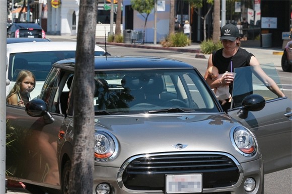 Harper tung tăng đi chơi cùng anh cả Brooklyn 3