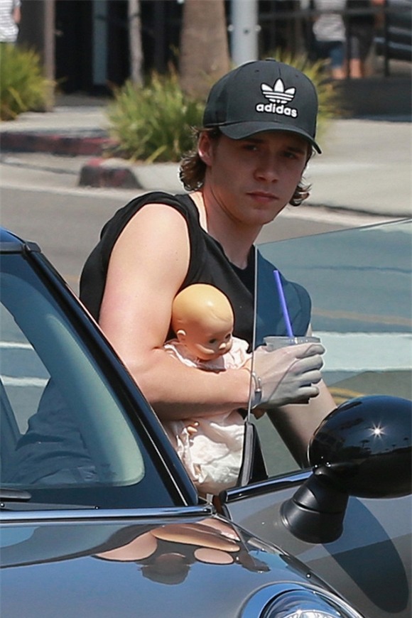 Harper tung tăng đi chơi cùng anh cả Brooklyn 2