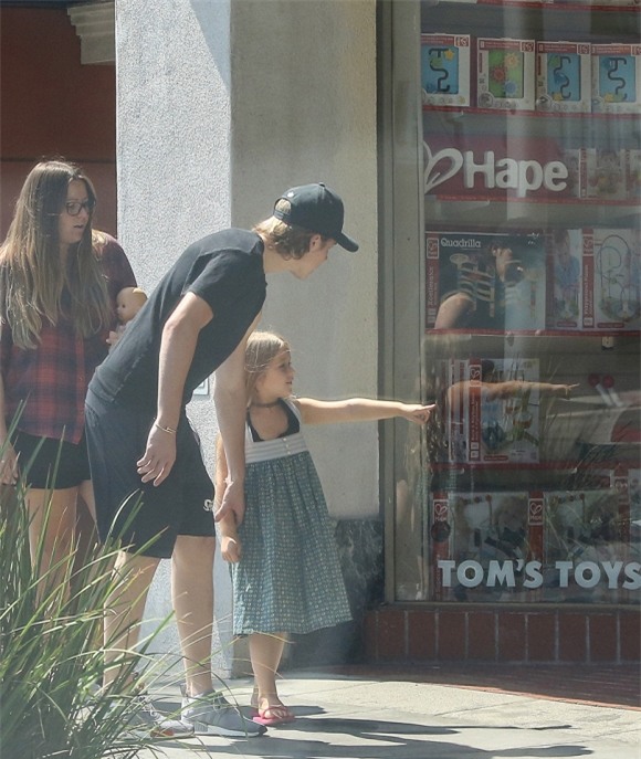 Harper tung tăng đi chơi cùng anh cả Brooklyn 0