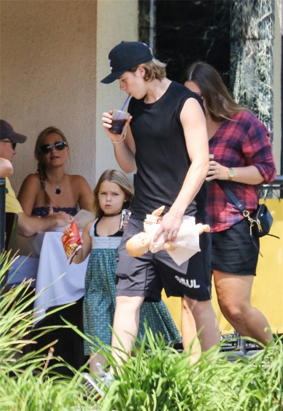 Harper tung tăng đi chơi cùng anh cả Brooklyn 6