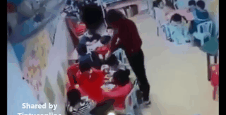 Trẻ mầm non: Cô giáo nói chân cô sạch và bảo con liếm