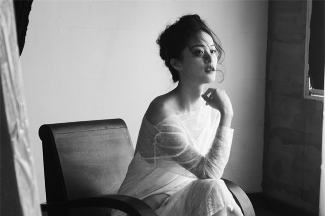 Bị chê diễn xuất đơ, bạn gái Cường Đô la tung ảnh gợi cảm - Ảnh 10.