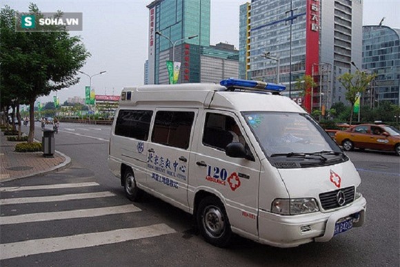 Nhân viên y tế bỏ bệnh nhân đã tử vong ngang đường gây phẫn nộ - Ảnh 1.