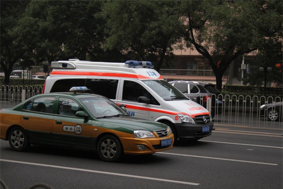 Nhân viên y tế bỏ bệnh nhân đã tử vong ngang đường gây phẫn nộ - Ảnh 2.