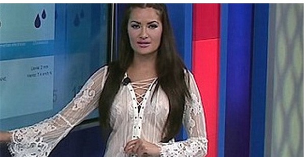 MC thời tiết mặc váy xuyên thấu lên sóng