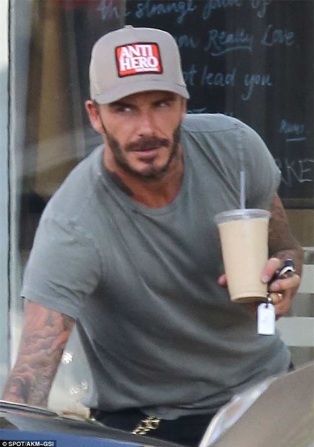 Vắng Vic, David Beckham lại bị bắt gặp tán tỉnh hai người phụ nữ khác? - Ảnh 6.