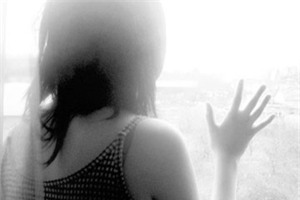 du bé gái vao nha ve sinh