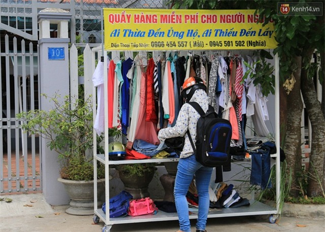 Quầy áo quần Ai thừa đến ủng hộ, ai thiếu đến lấy ấm áp nghĩa tình ở Quảng Nam - Ảnh 12.