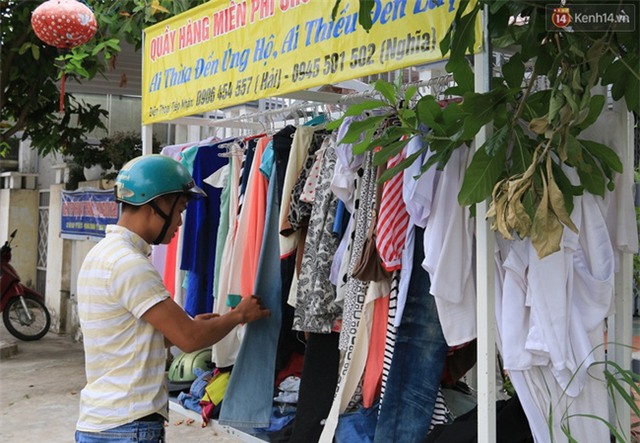 Quầy áo quần Ai thừa đến ủng hộ, ai thiếu đến lấy ấm áp nghĩa tình ở Quảng Nam - Ảnh 17.