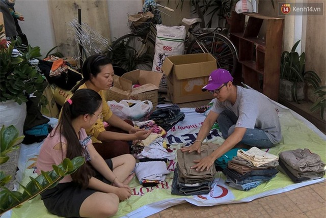 Quầy áo quần Ai thừa đến ủng hộ, ai thiếu đến lấy ấm áp nghĩa tình ở Quảng Nam - Ảnh 2.