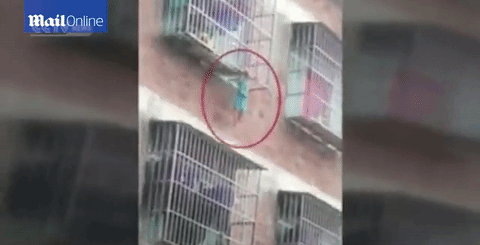 Ở nhà một mình, bé trai suýt rơi xuống từ