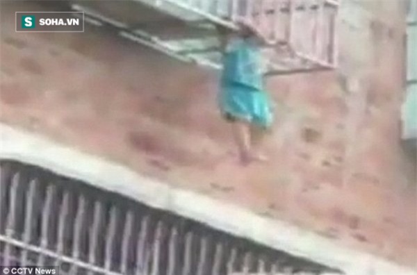 Ở nhà một mình, bé trai suýt rơi xuống từ chuồng cọp chung cư - Ảnh 2.