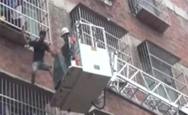 Ở nhà một mình, bé trai suýt rơi xuống từ chuồng cọp chung cư - Ảnh 6.