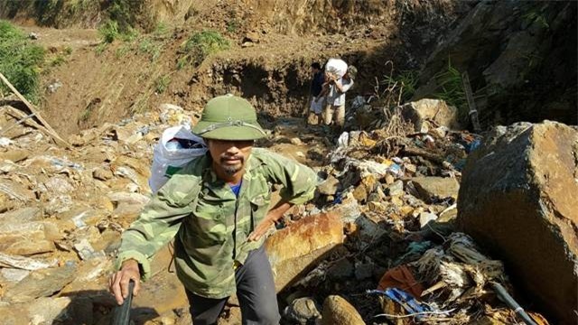 Những người thân đi tìm thi thể phu vàng mất tích sau trận lũ quét khiến lán vàng bị cuốn trôi, vùi lấp. Ảnh: C.T