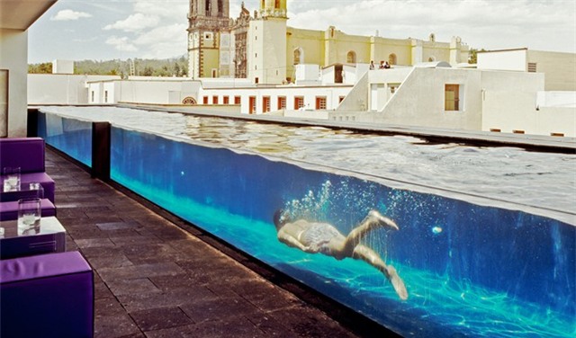 Nhung be boi khach san an tuong khap nam chau hinh anh 1