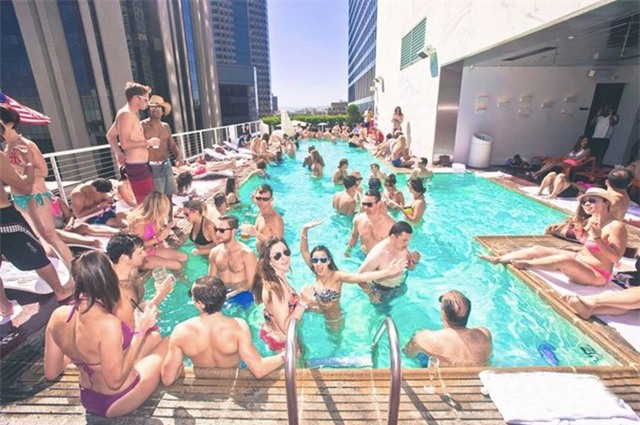 Nhung be boi khach san an tuong khap nam chau hinh anh 14