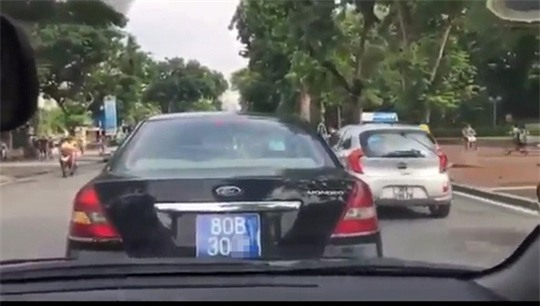 Bé gái cầm vô-lăng xe biển xanh 80B chạy trên phố Hà Nội - Ảnh 2.