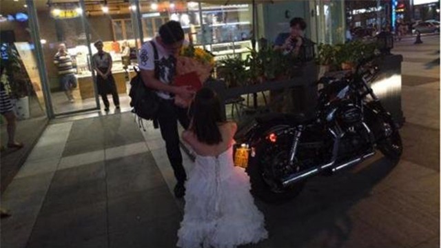 Cô nàng mặc váy cưới, lái siêu xe mô tô rồi quỳ xuống để cầu hôn bạn trai - Ảnh 1.