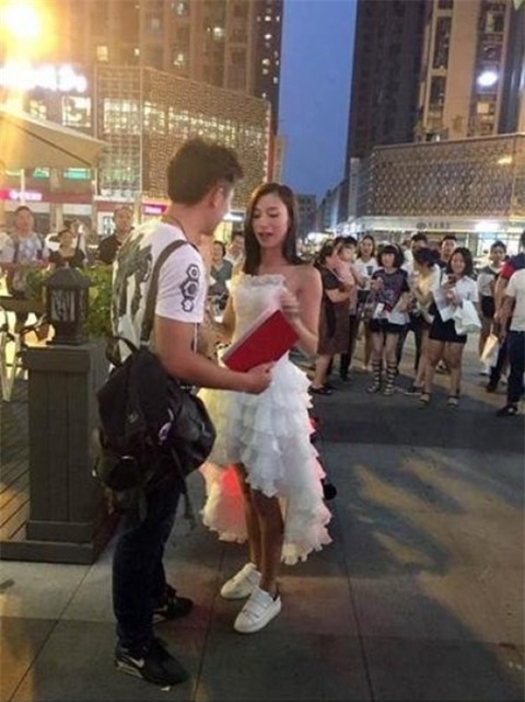 Cô nàng mặc váy cưới, lái siêu xe mô tô rồi quỳ xuống để cầu hôn bạn trai - Ảnh 2.