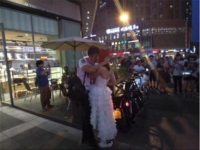 Cô nàng mặc váy cưới, lái siêu xe mô tô rồi quỳ xuống để cầu hôn bạn trai - Ảnh 4.