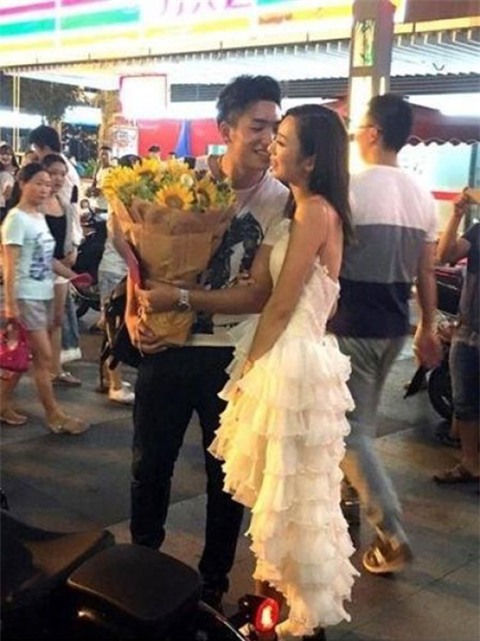 Cô nàng mặc váy cưới, lái siêu xe mô tô rồi quỳ xuống để cầu hôn bạn trai - Ảnh 5.