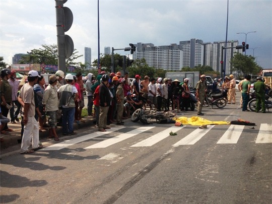 Thi thể nạn nhân cùng chiếc xe máy nằm chỏng chơ tại hiện trường