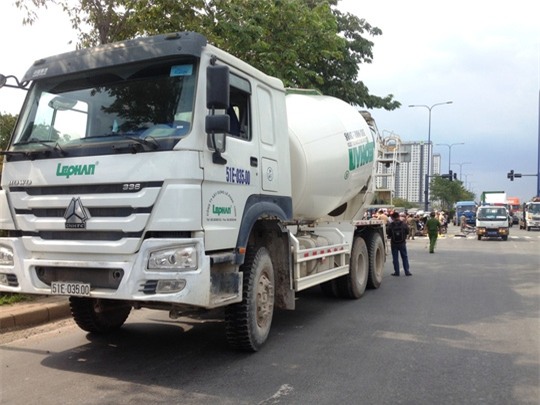 Sau khi cán chết nạn nhân, chiếc xe bồn tiếp tục lao về phía trước hơn 10 m mới dừng lại