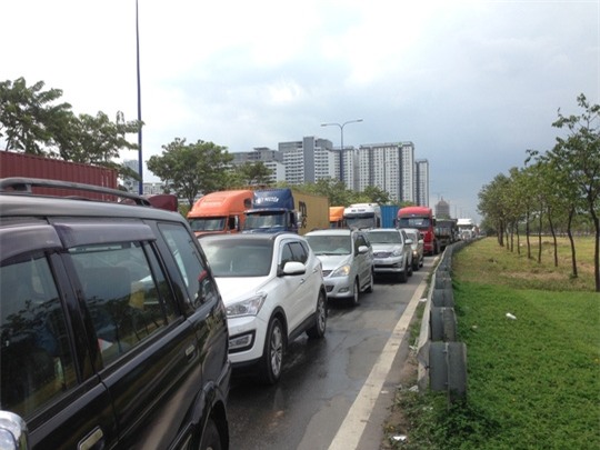 Cảnh ùn ứ trên đường Mai Chí Thọ, đoạn qua khu vực xảy ra tai nạn