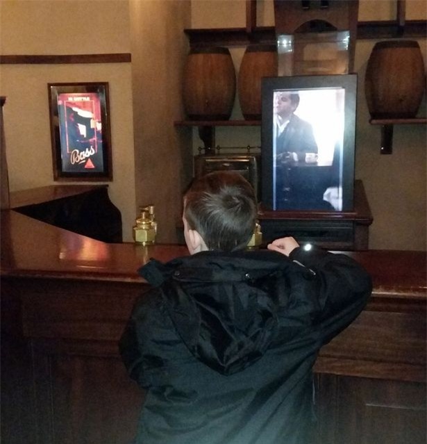 Bóng ma cô gái nhỏ xuất hiện trong bức ảnh gây xôn xao