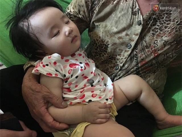 Đau xót khi con gái của người mẹ trẻ bị xe buýt cán chết trên phố Hàng Khay chỉ mới 8 tháng tuổi - Ảnh 6.