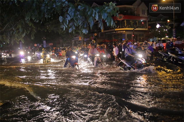 Mưa lớn, nhiều tuyến đường ở Sài Gòn ngập nặng, giao thông hỗn loạn - Ảnh 1.
