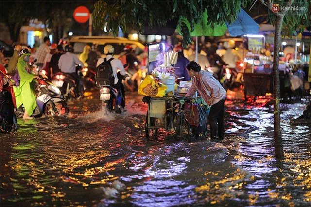 Mưa lớn, nhiều tuyến đường ở Sài Gòn ngập nặng, giao thông hỗn loạn - Ảnh 10.