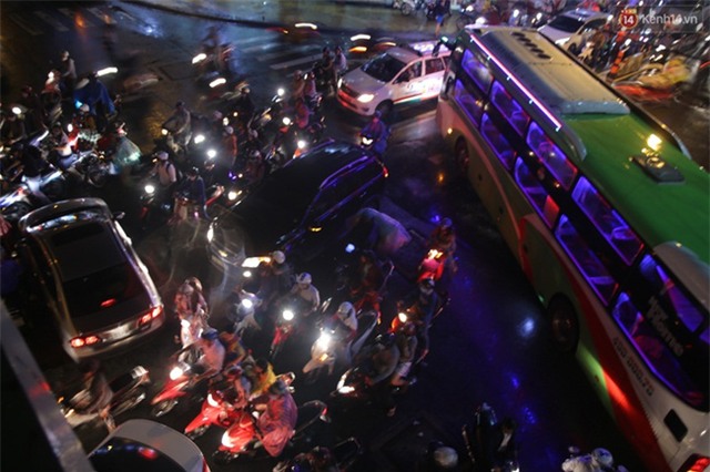 Mưa lớn, nhiều tuyến đường ở Sài Gòn ngập nặng, giao thông hỗn loạn - Ảnh 12.