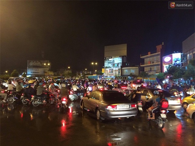 Mưa lớn, nhiều tuyến đường ở Sài Gòn ngập nặng, giao thông hỗn loạn - Ảnh 15.