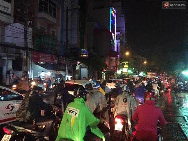 Mưa lớn, nhiều tuyến đường ở Sài Gòn ngập nặng, giao thông hỗn loạn - Ảnh 16.